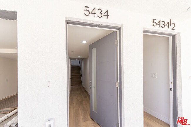 Building Photo - 5434 Romaine St