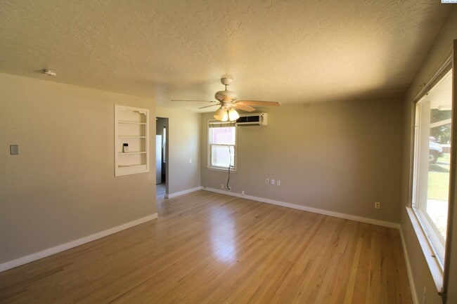Building Photo - 2 bed, 1 bath home in Kennewick
