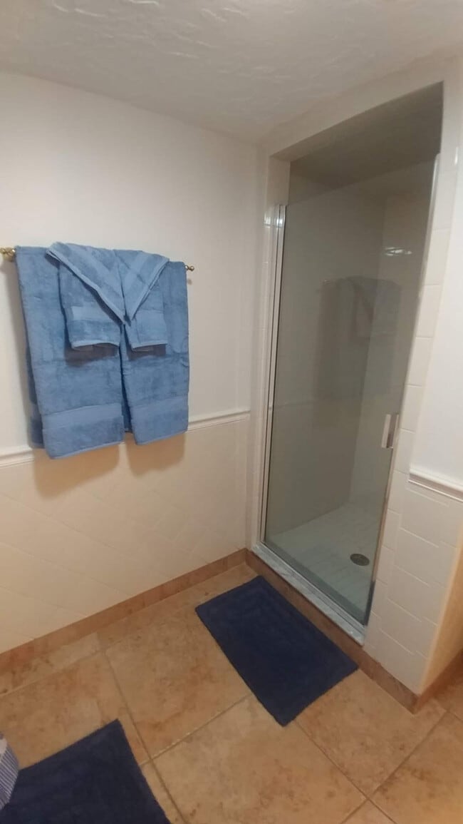 Building Photo - 8600 Ridgewood Ave