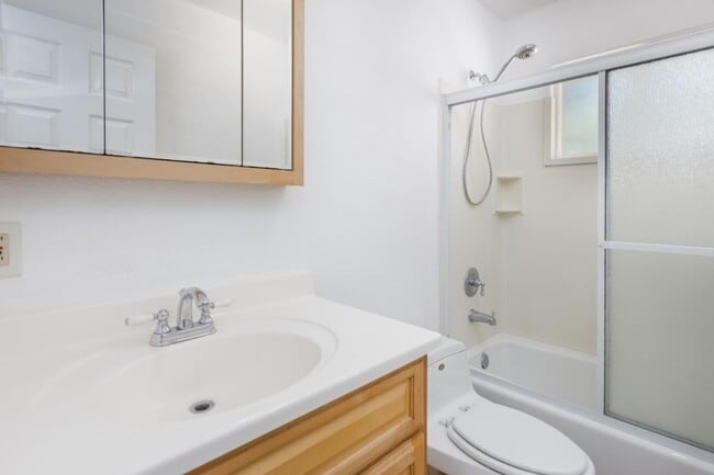 Building Photo - 6885 Kings Row Dr