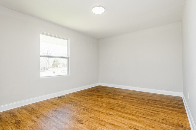 Building Photo - NEWLY RENOVATED 2 bedroom, 1 bathroom at G...