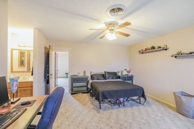 Building Photo - 3 Bedroom 2 Bath Home