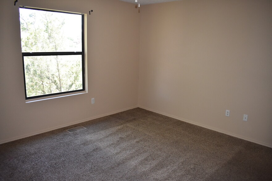 Building Photo - 8600 Simi Ln NE