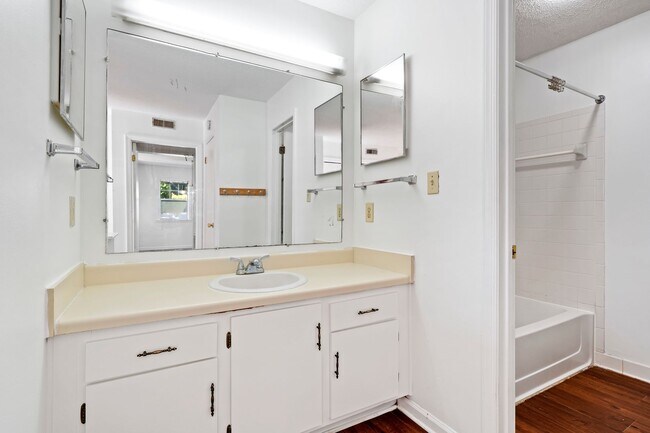 Building Photo - Kensington Trace Condo 2bed, 2bath,  Near ...