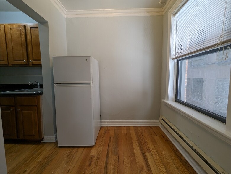 Building Photo - 429 W Roscoe St