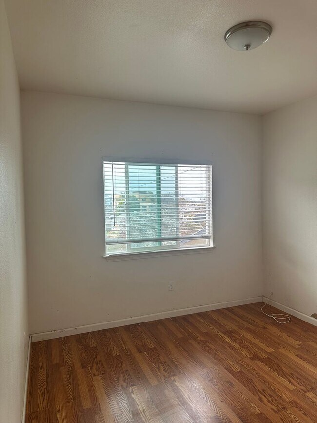 Building Photo - 1258 Ramona Ave