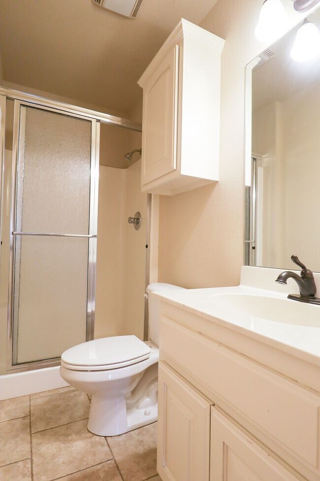 Building Photo - Spacious 4 bedroom 3 bathroom home In Sand Springs