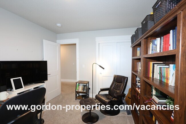 Building Photo - SE Golden Eagle Ln - 4 bedroom home in Hap...