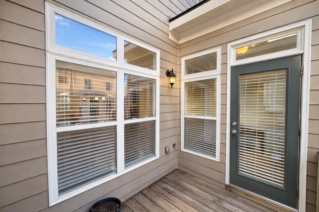 Building Photo - Gated Johns Creek End-Unit Townhome | 3BR / 3.5BA | Minutes to Avalon & GA-400