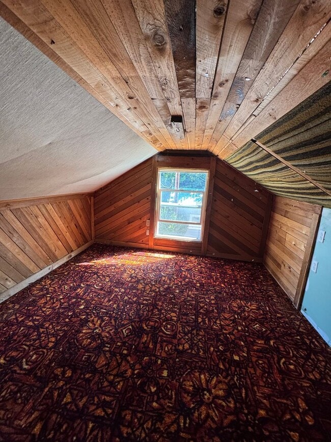 Building Photo - 3 Bedroom home SE Roseburg home