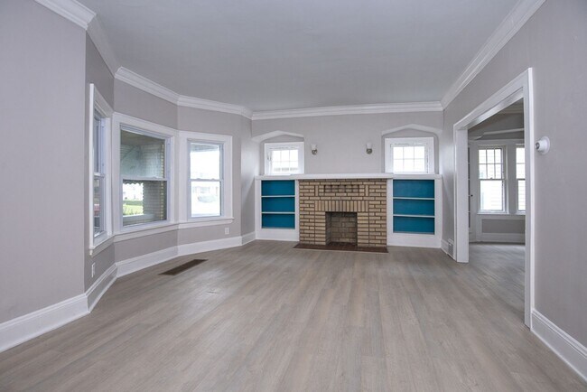 Building Photo - 2119 Lewis Dr