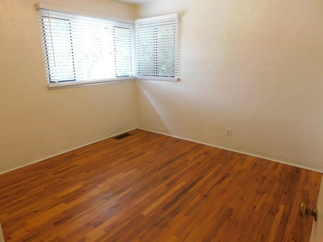 Building Photo - Walking Distance CMU/St Mary's