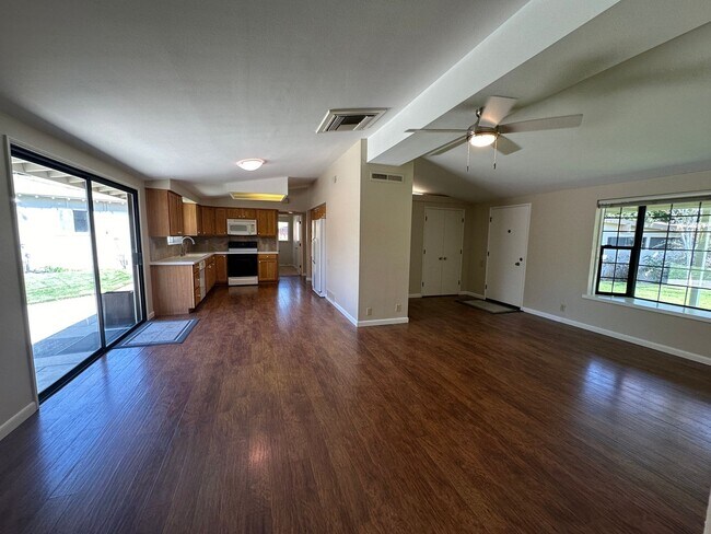 Building Photo - Lovely Manor Market Home