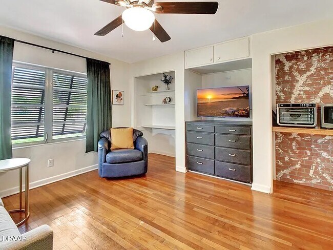 Building Photo - Bluelake Unit 3