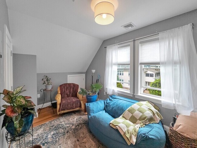 Building Photo - 19 Iona St