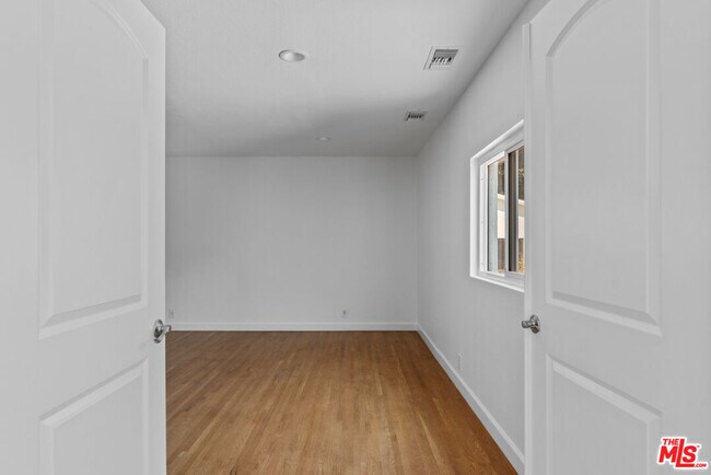 Building Photo - 4031 Edenhurst Ave