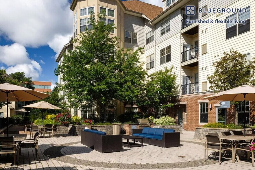 Building Photo - 160 Boylston St