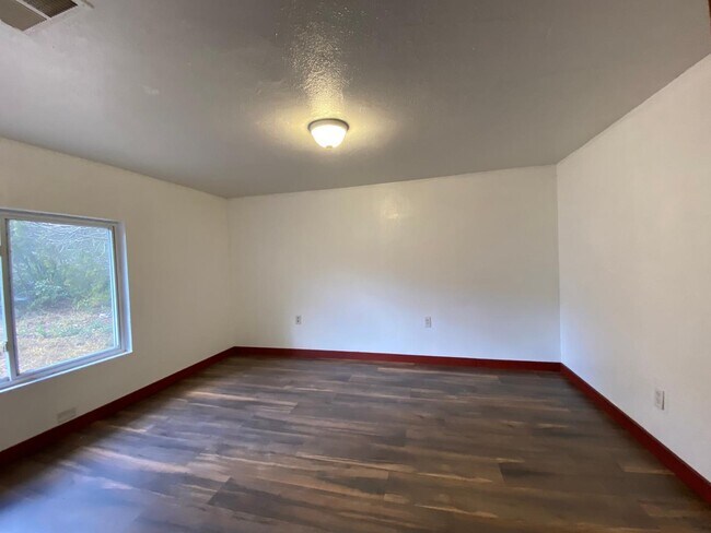 Building Photo - 39 Spruce Dr