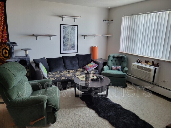 Building Photo - 5605 W Warren Ave