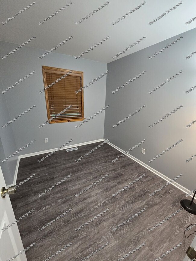 Building Photo - Three Bedroom Ranch