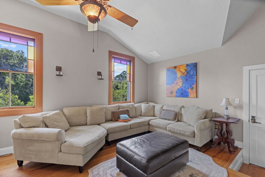 Building Photo - 221 SE 7th St