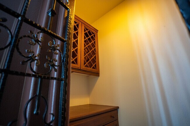 Building Photo - Exceptional estate Located In the highly desirable College Park Community.