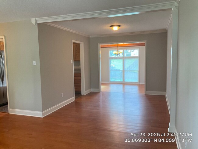 Building Photo - 3 Bedroom / 2.5 Bath House Available Now