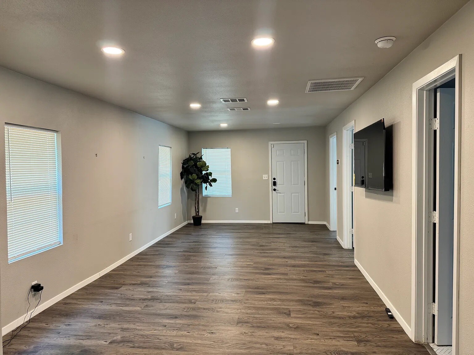 Building Photo - Room in House on Cross St