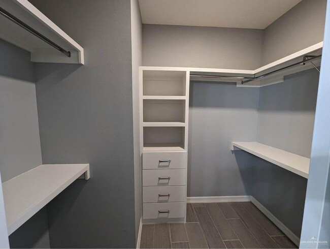 Building Photo - 9 S Colt Ln