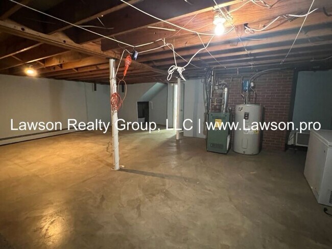 Building Photo - Very Nice & Spacious Home in Hidden Valley Neighborhood - Pet Friendly!