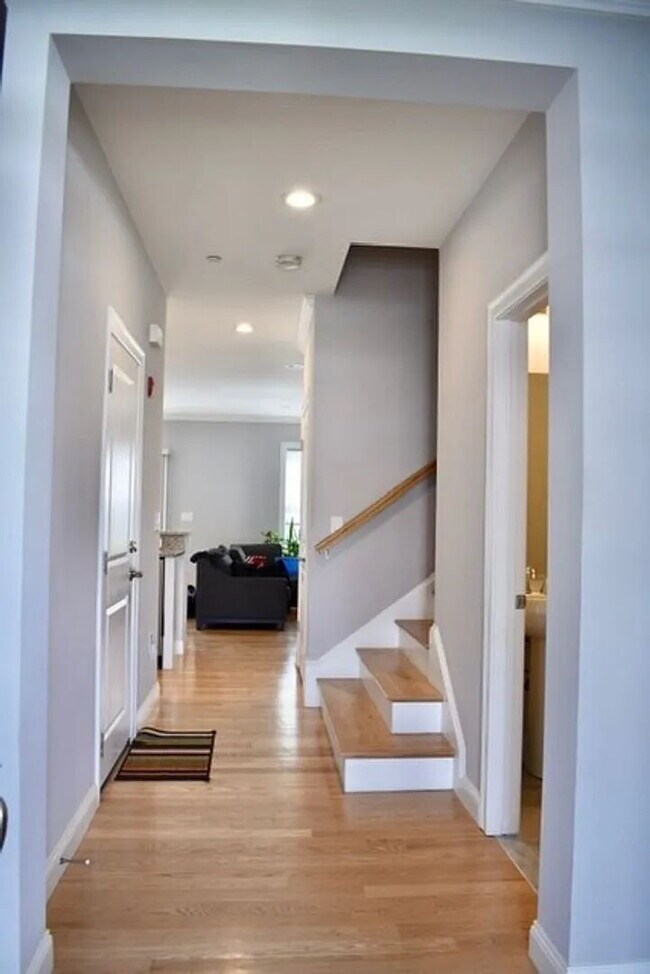 Building Photo - 3 bed 2.5 bath home available 9/1.