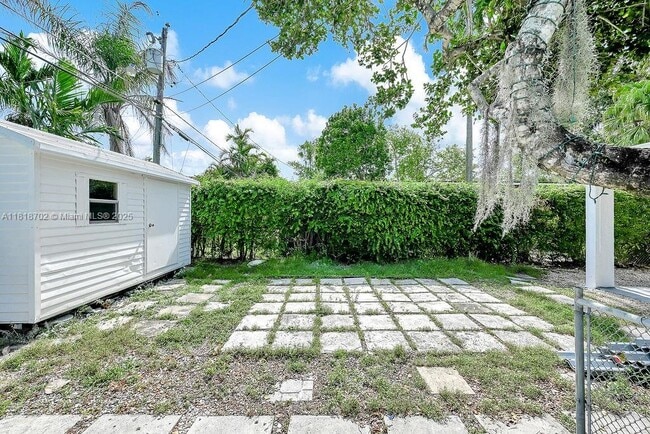 Building Photo - 5960 SW 47th St
