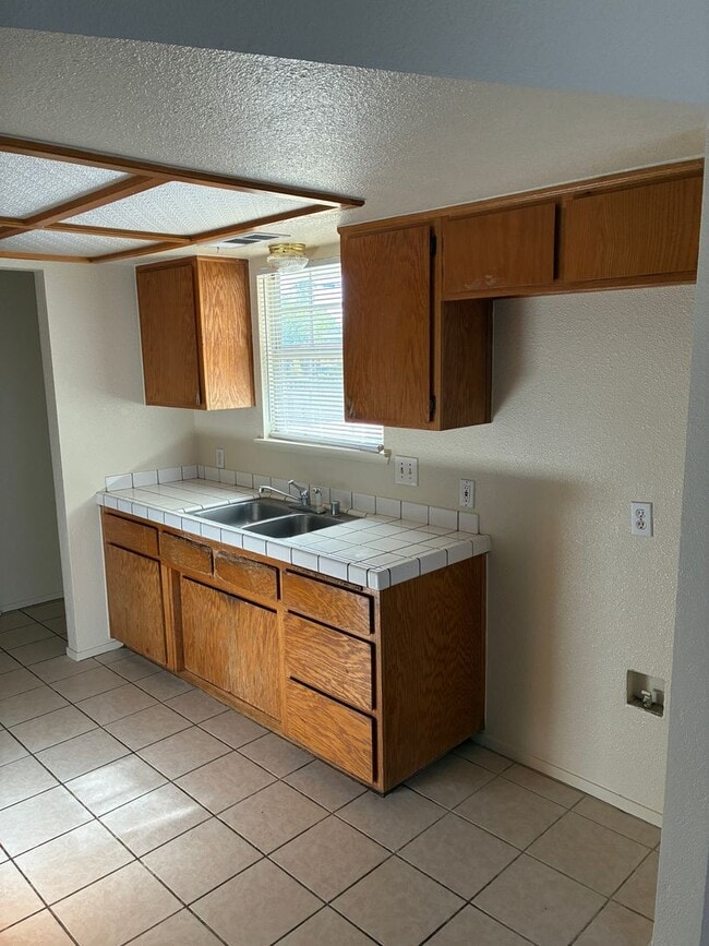 Building Photo - 3 Bedroom 2 Bath Home