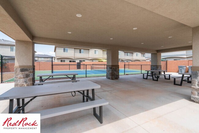 Building Photo - Beautiful townhome in desirable neighborho...