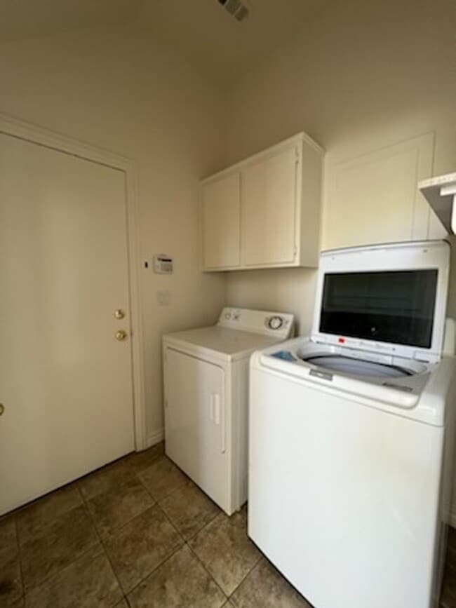 Building Photo - 4 Bedroom Located in Lamplight!