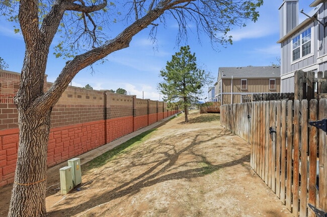 Building Photo - $2,045.95 - 2 Bed, 1.5 Bath Townhome in Centennial with Pool Access