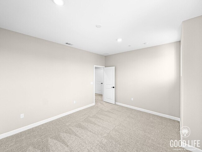 Building Photo - Never-Lived-In Modern 5BR Home with Private Backyard