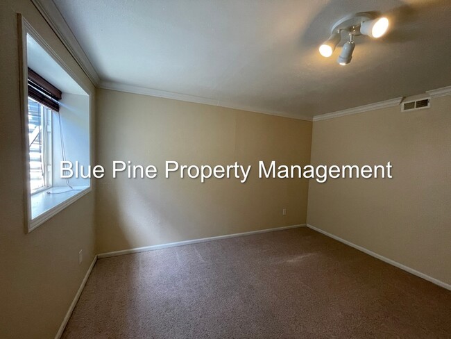 Building Photo - 810 Tennis Ct Dr