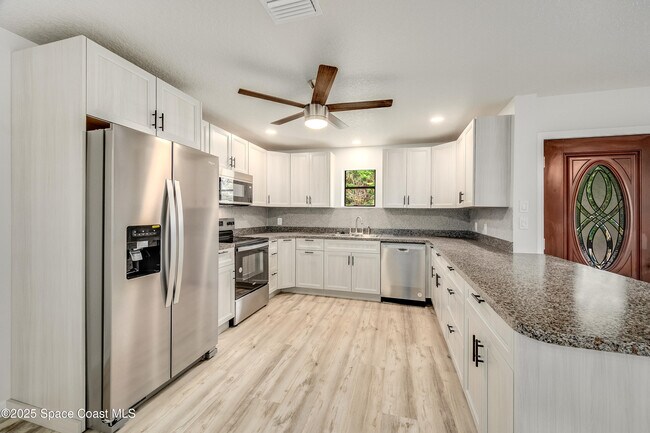 Building Photo - 1919 Poinsetta Blvd