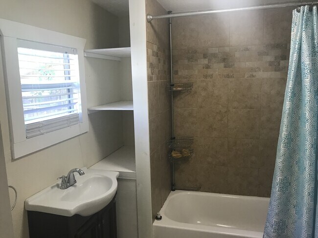 Building Photo - 3/2 Historic North Hyde Park Bungalow