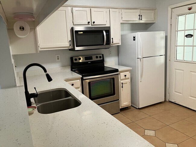 Building Photo - 7054 Foxhall Dr