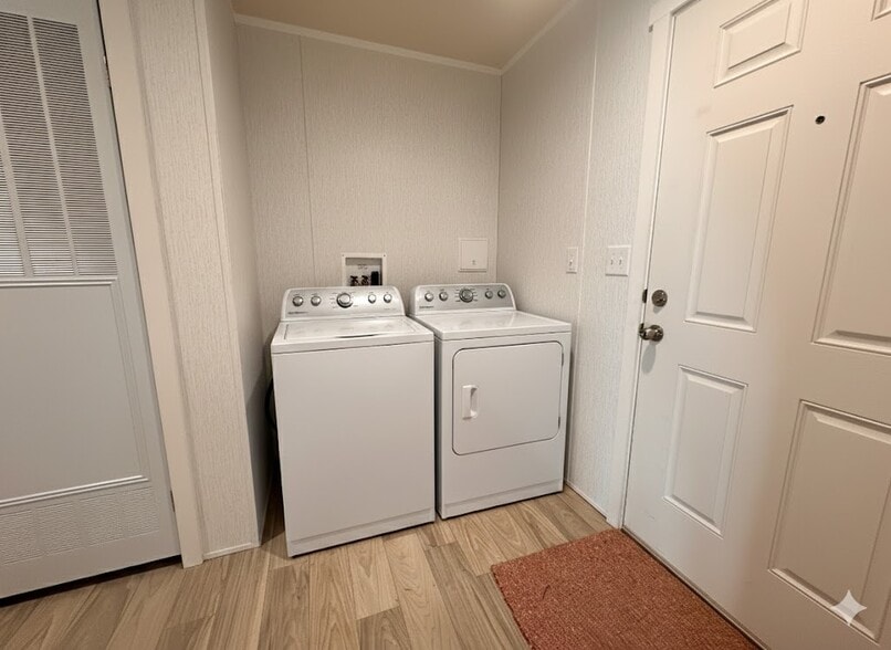 Building Photo - 14 Bing St N