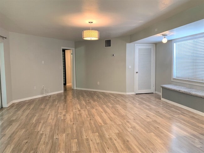 Building Photo - Updated Beautiful 2/2 Upstairs unit at The Village of Stuart