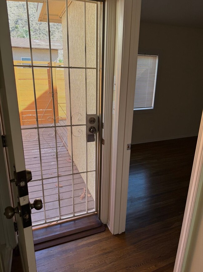 Building Photo - West Ventura 1+1 bedroom unit with a 2 car...