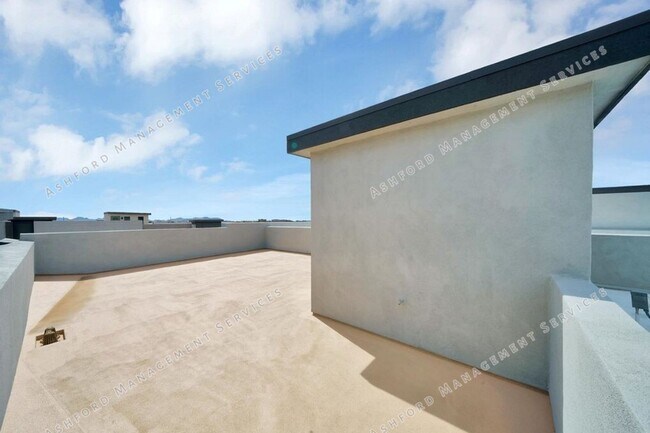 Building Photo - Luxury 3-Bedroom Townhome with Rooftop Dec...