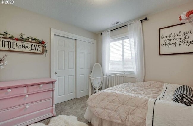 Building Photo - Luxurious 3 Bedroom with Spacious Rooms an...