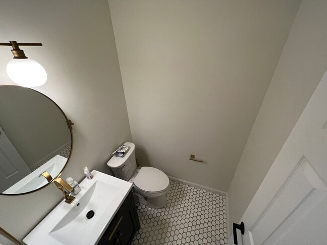 Building Photo - Gorgeous 4 Bed 3.5 Bath End-Unit Townhome ...