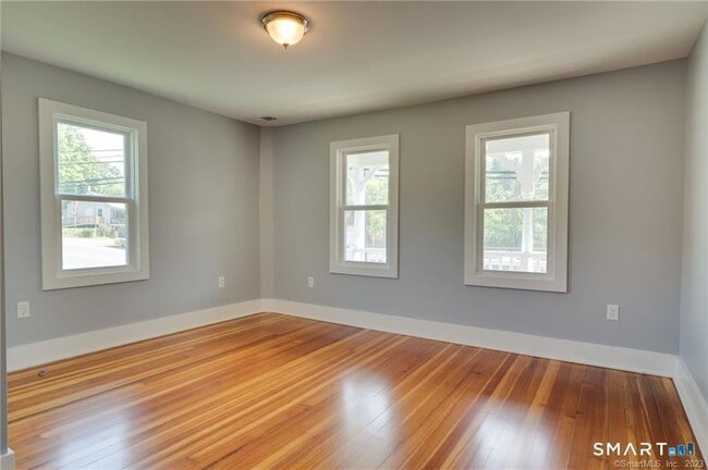 Building Photo - 157 River Rd