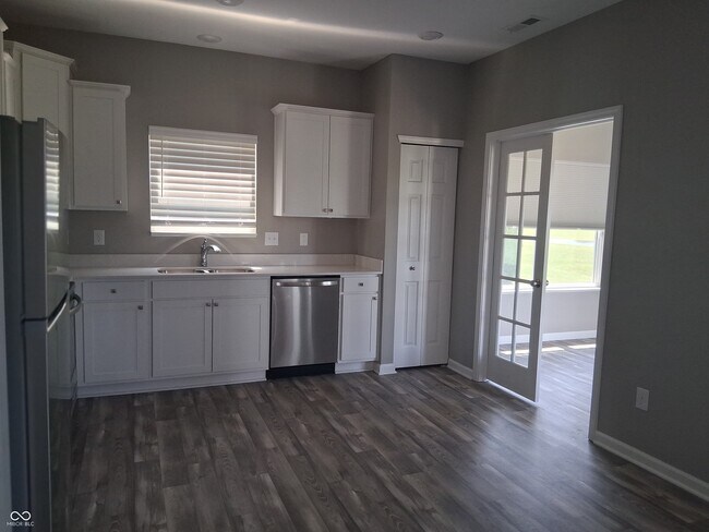 Building Photo - 7062 English Oak Dr