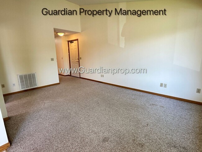 Building Photo - Richfield 2nd Floor Apartment, Very Spacio...